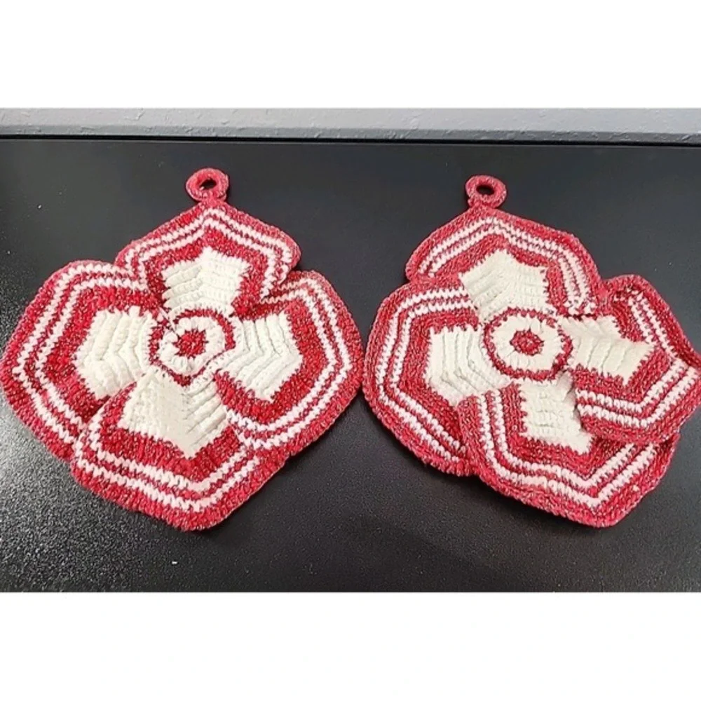 VINTAGE HAND‎ CROCHETED POTHOLDERS TRIVETS RED & WHITE -flower CIRCLE!  Beauties